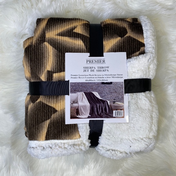 Kate & Co. Other - ✨FINAL STOCK✨Retro Geometry Micromink Sherpa Throw